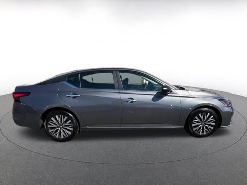 Used 2025 Nissan Altima 2.5 SV FWD image 16