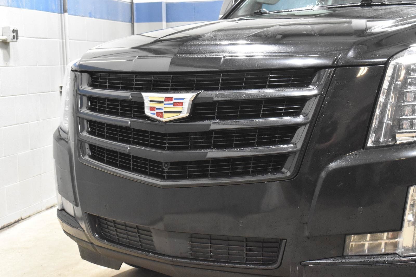 Used 2020 Cadillac Escalade Premium Luxury w/ Escalade Sport Edition AWD/4WD image 33