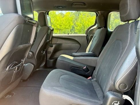 Used 2021 Chrysler Pacifica Touring w/ Uconnect Theater Family Group FWD image 28