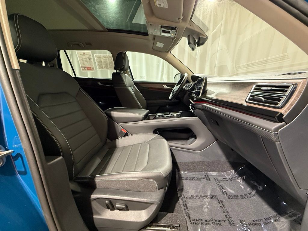 Used 2025 Volkswagen Atlas SEL AWD/4WD image 24