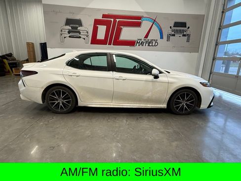 Used 2021 Toyota Camry SE image 2