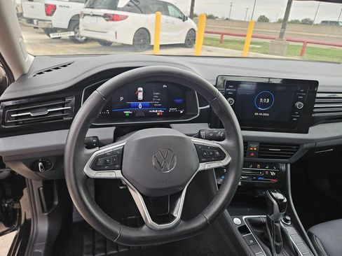 Used 2025 Volkswagen Jetta SE image 17