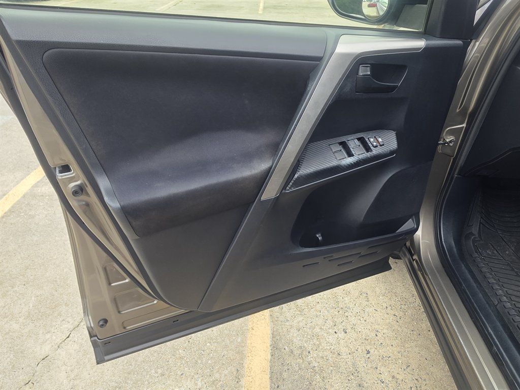 Used 2015 Toyota RAV4 LE FWD image 8