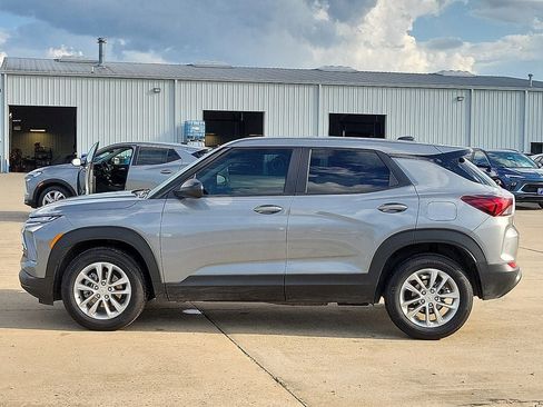 Used 2025 Chevrolet TrailBlazer LS w/ LS Convenience Package FWD image 3
