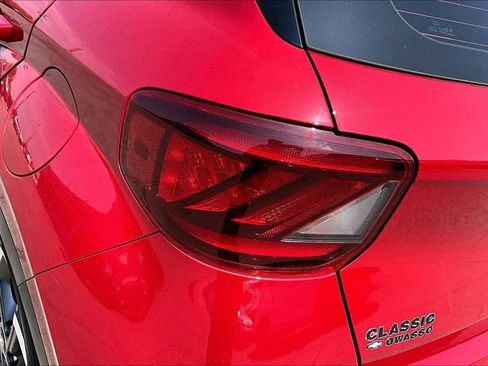Used 2022 Hyundai Venue Limited w/ Cargo Package FWD image 22