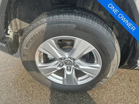 Used 2025 Toyota RAV4 XLE FWD image 33