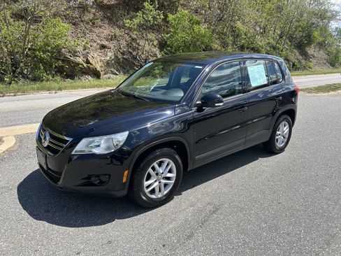 Used 2011 Volkswagen Tiguan S image 2