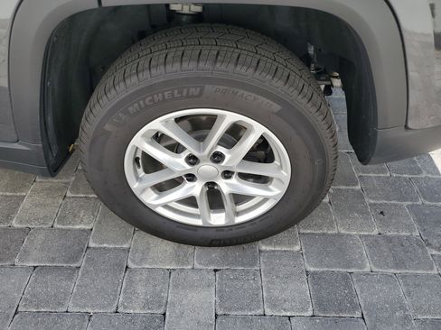 Used 2025 Jeep Grand Cherokee Laredo X RWD image 7