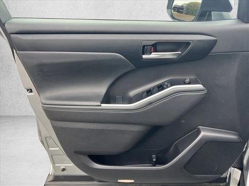 Certified 2025 Toyota Highlander XLE image 11