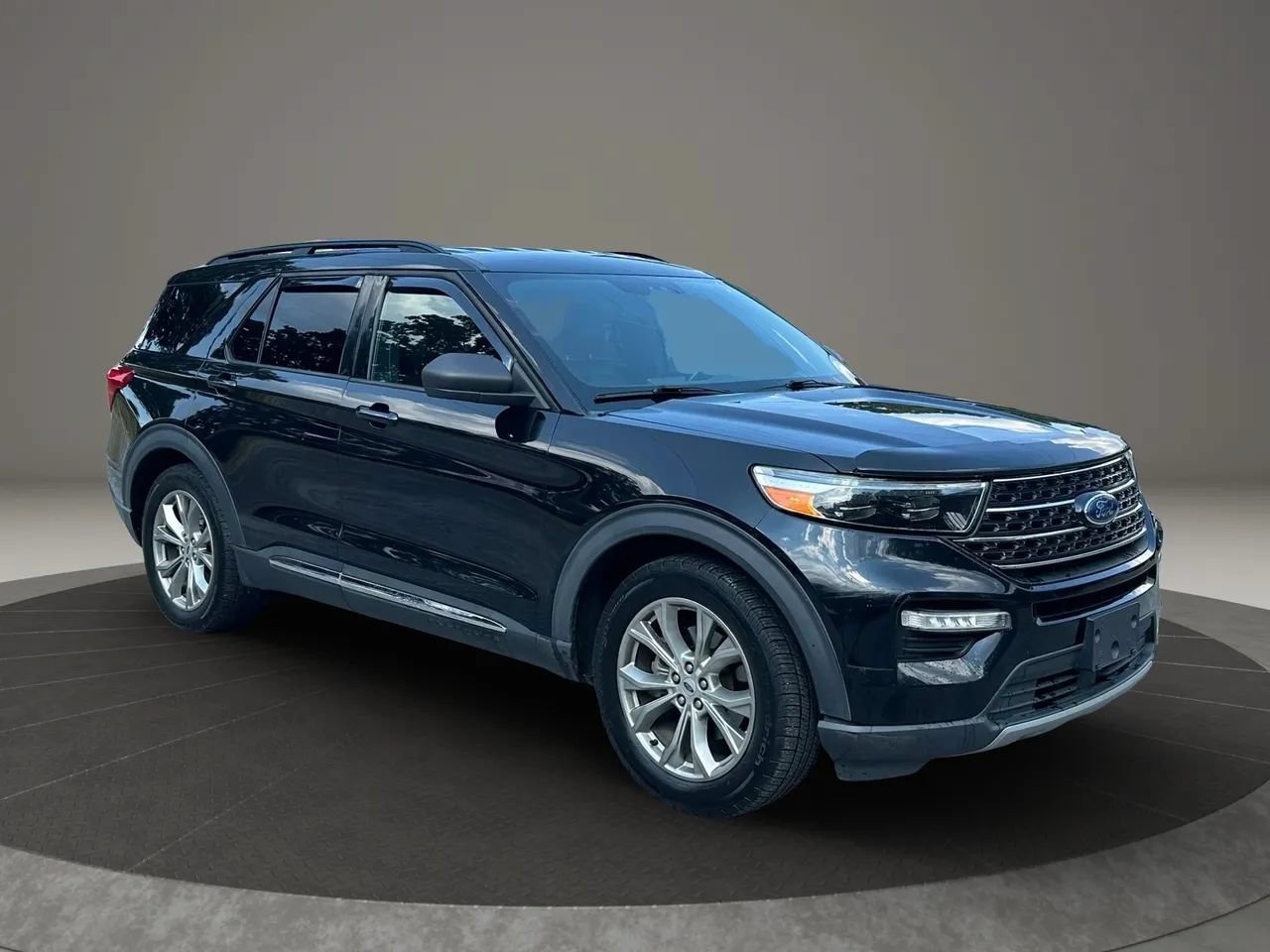 Used 2020 Ford Explorer XLT w/ Equipment Group 202A RWD image 1