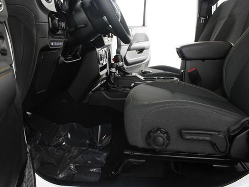 Used 2025 Jeep Wrangler Unlimited Sahara AWD/4WD image 15