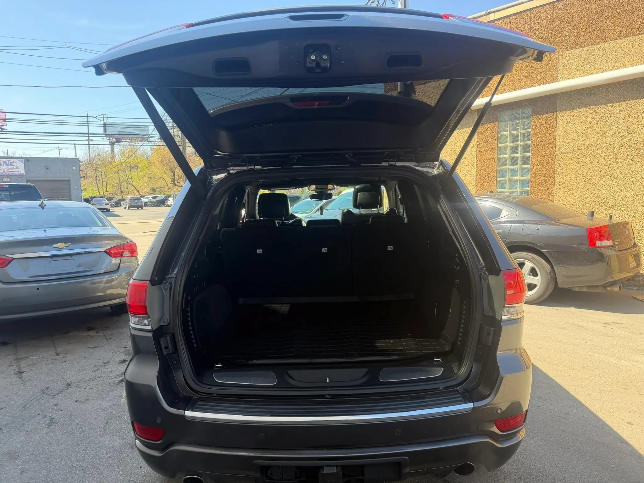 Used 2017 Jeep Grand Cherokee Overland AWD/4WD image 24