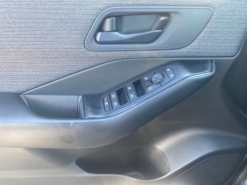Used 2023 Nissan Rogue S AWD/4WD image 8