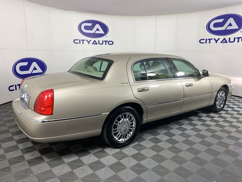 Used 2009 Lincoln Town Car Signature L image 3