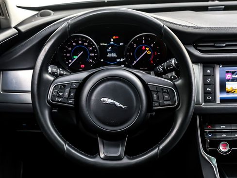 Used 2017 Jaguar XF Premium image 18