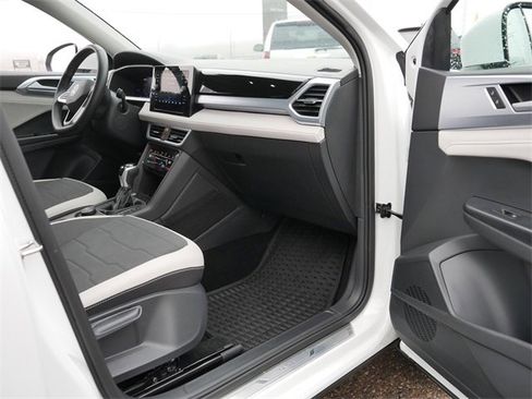 Certified 2025 Volkswagen Taos SE image 20