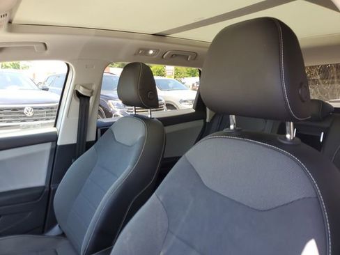 Certified 2022 Volkswagen Taos SE image 16