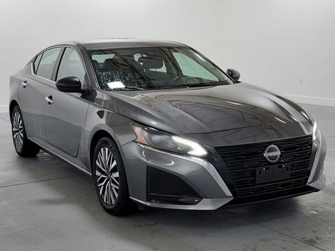 Used 2025 Nissan Altima 2.5 SV FWD image 2