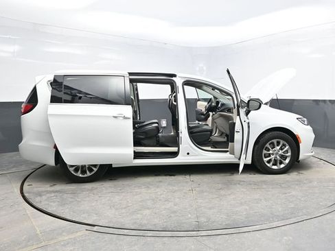 Used 2023 Chrysler Pacifica Touring-L image 42