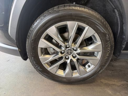Used 2022 Toyota RAV4 XLE Premium AWD/4WD image 31