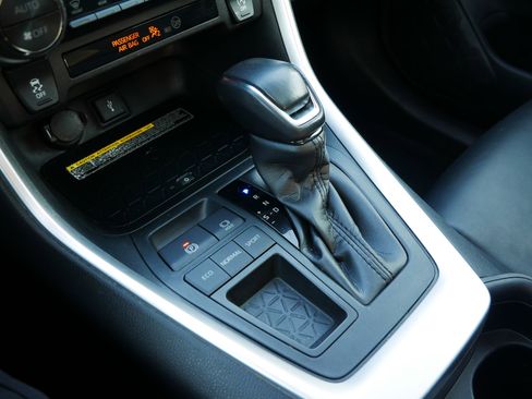 Used 2020 Toyota RAV4 XLE Premium image 20