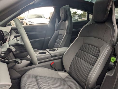Used 2025 Porsche Taycan image 6