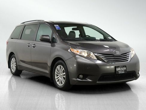 Used 2015 Toyota Sienna XLE image 7