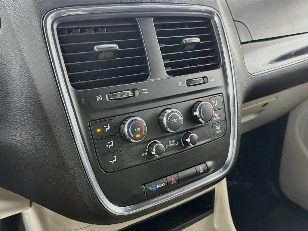 Used 2019 Dodge Grand Caravan SXT FWD image 18