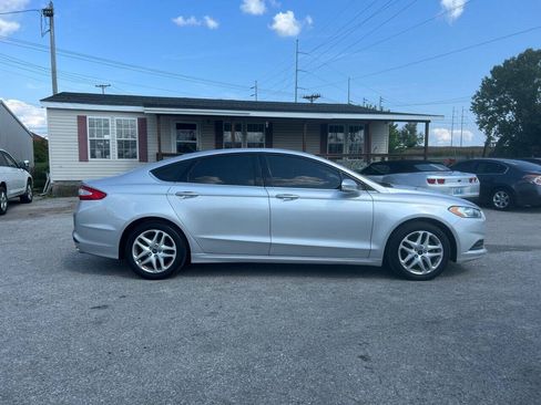 Used 2015 Ford Fusion SE FWD image 2