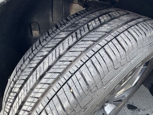 Used 2024 Volkswagen Tiguan SE w/ Panoramic Sunroof Package image 13