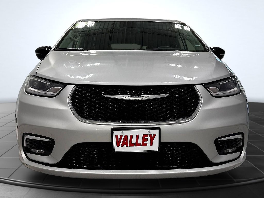 Used 2024 Chrysler Pacifica Touring-L FWD image 2