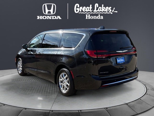 Used 2023 Chrysler Pacifica Touring-L FWD image 4