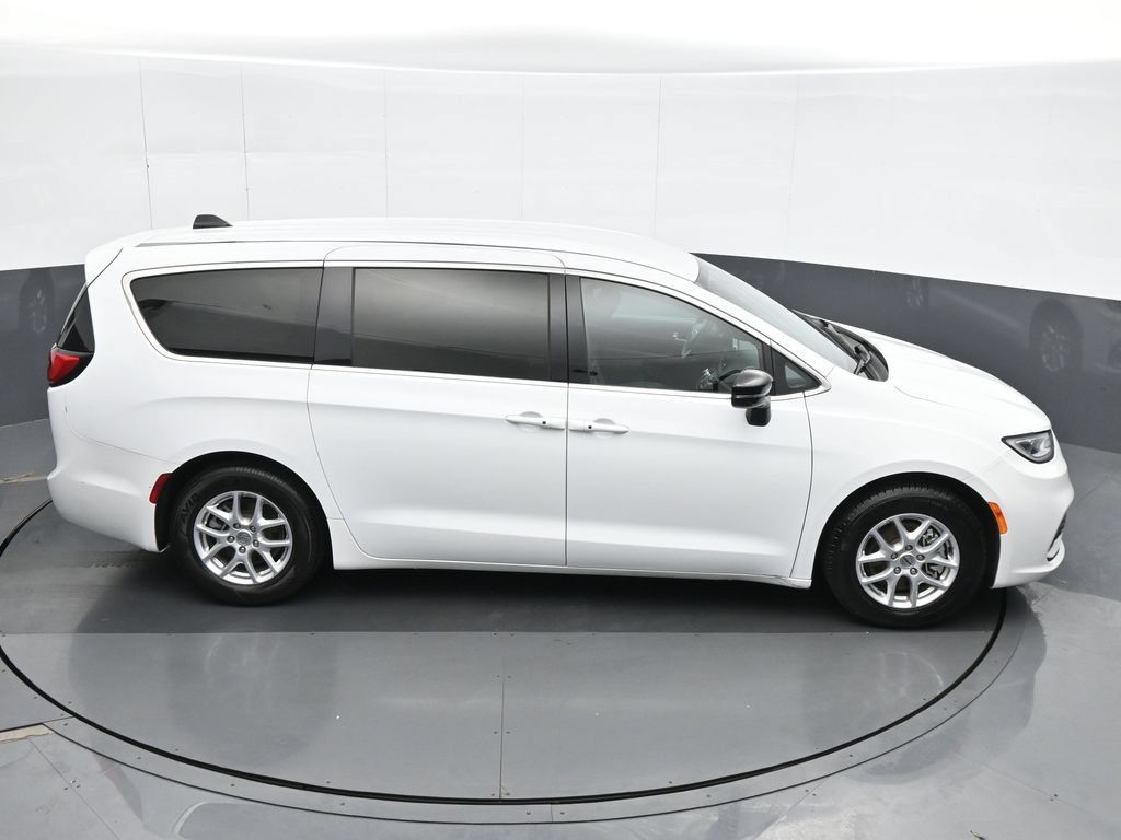 Used 2025 Chrysler Pacifica Select FWD image 22