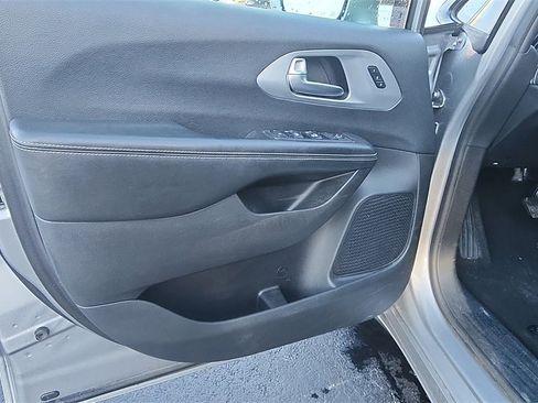 Used 2021 Chrysler Pacifica Touring-L w/ Premium & Safety Sphere Group image 19