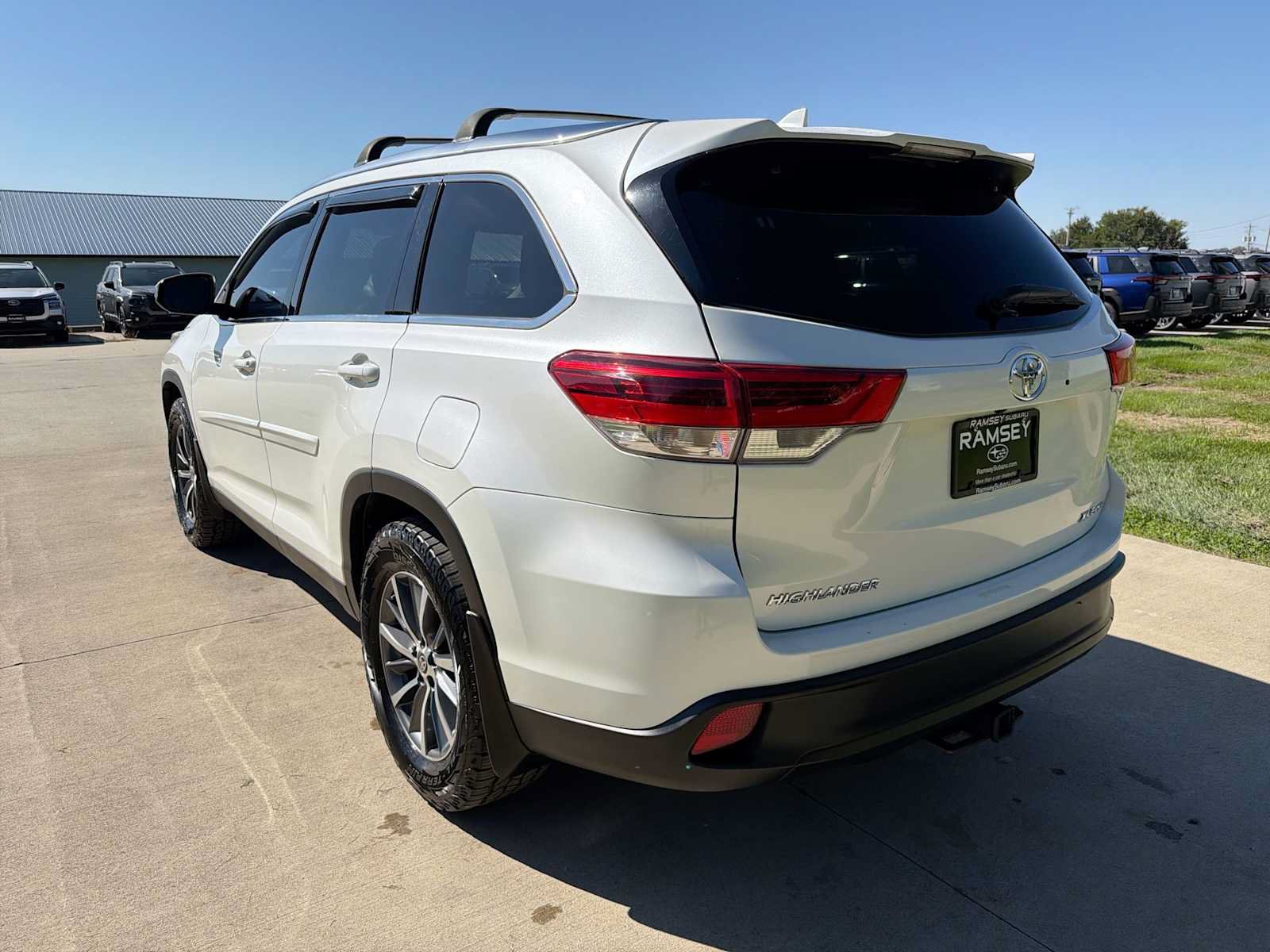 Used 2019 Toyota Highlander XLE AWD/4WD image 4