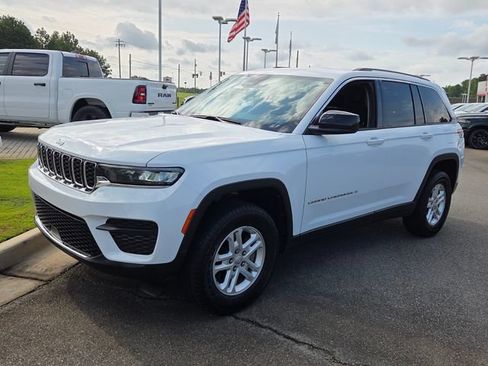 Used 2023 Jeep Grand Cherokee Laredo AWD/4WD image 3