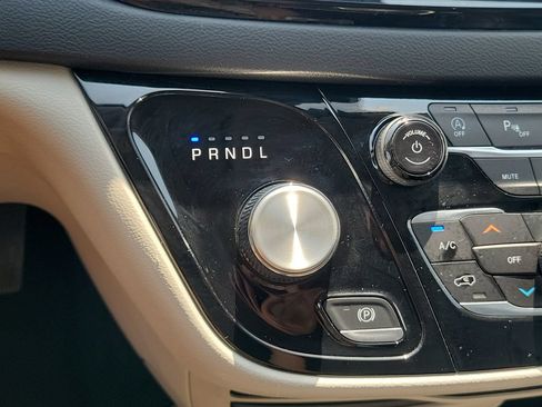 Used 2023 Chrysler Pacifica Touring-L FWD image 31