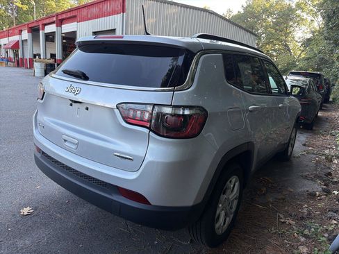 Used 2024 Jeep Compass Latitude AWD/4WD image 4