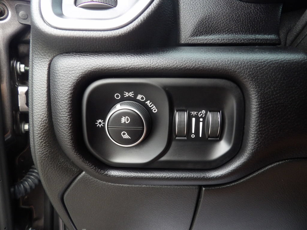 Used 2025 RAM 3500 Laramie AWD/4WD image 19