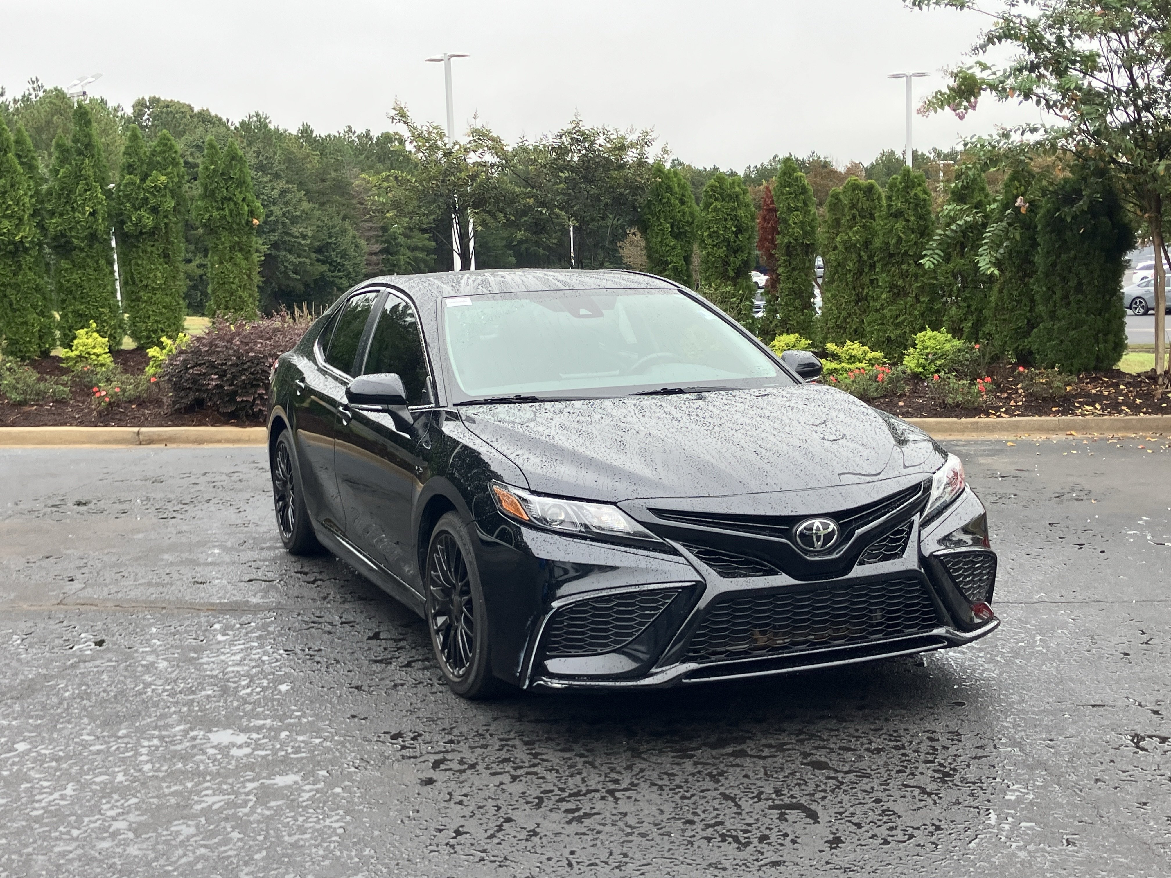 Used 2022 Toyota Camry SE FWD image 2