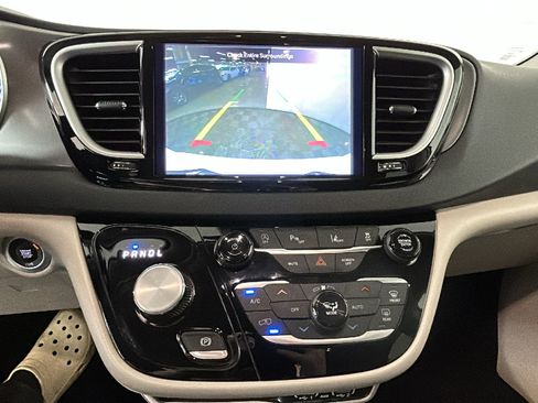 Used 2024 Chrysler Pacifica Touring-L FWD image 23
