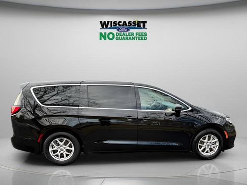 Used 2024 Chrysler Pacifica Touring-L FWD image 5