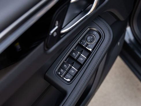 Certified 2026 Porsche Macan AWD/4WD image 25