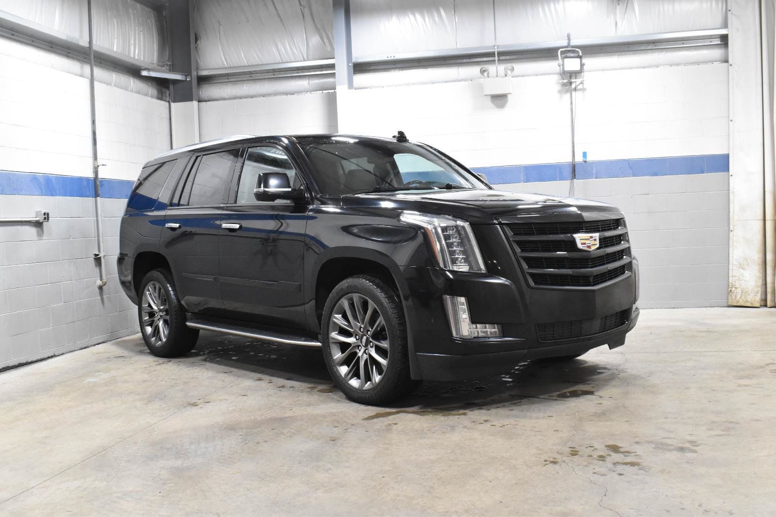 Used 2020 Cadillac Escalade Premium Luxury w/ Escalade Sport Edition AWD/4WD image 31