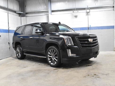 Used 2020 Cadillac Escalade Premium Luxury w/ Escalade Sport Edition AWD/4WD image 31