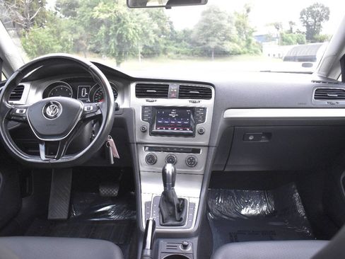 Used 2015 Volkswagen Golf S image 17