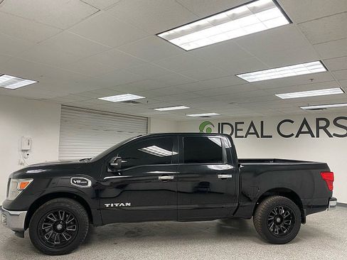 Used 2017 Nissan Titan SV image 8