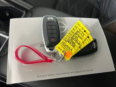 Used 2024 Nissan Pathfinder Platinum image 16