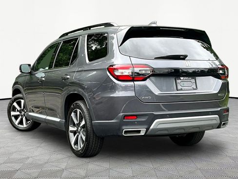 Used 2025 Honda Pilot Touring image 4