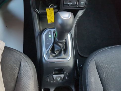 Used 2018 Jeep Renegade Altitude w/ UConnect 8.4 Nav Group FWD image 24